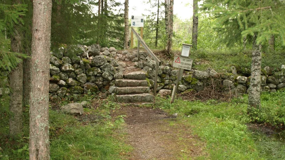 patronbygget. Dammen vid Karlberg, där brukspatron Hedqvist lät            bygga en egen liten sjö. Den är på sina ställen fyra meter hög.