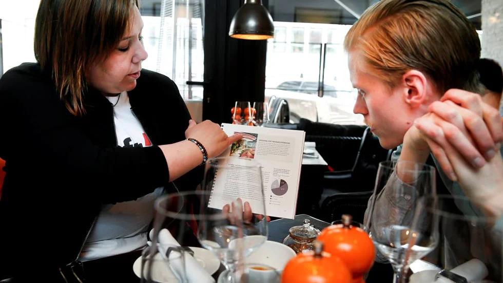 FÖRBÄTTRINGAR. Det finns en rad åtgärder för att minska ljudnivån på exempelvis restauranger. Ritva Tamminen, Hörselskadades riksförbund, och restaurangchefen Petter Nyberg resonerar kring saken.