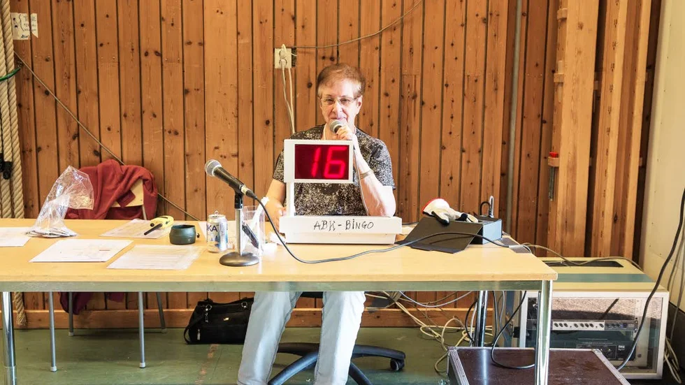bertil8. Rutinerade bingoutroparen Ester Granström på sitt ”kontor”.