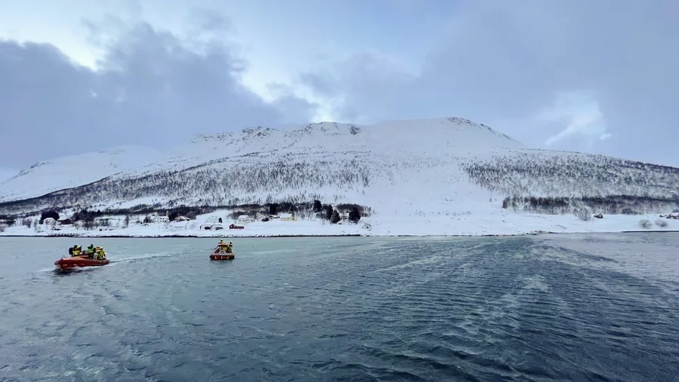 Räddningspersonal på väg från lavinen på ön Reinøya i Troms och Finnmarks fylke i fredags.