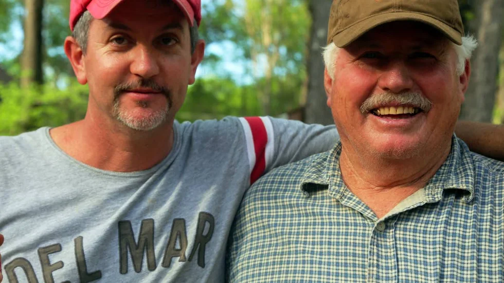 Far och son. Kyle och Robert Simmons i sitt hem i Duncanville, Alabama.