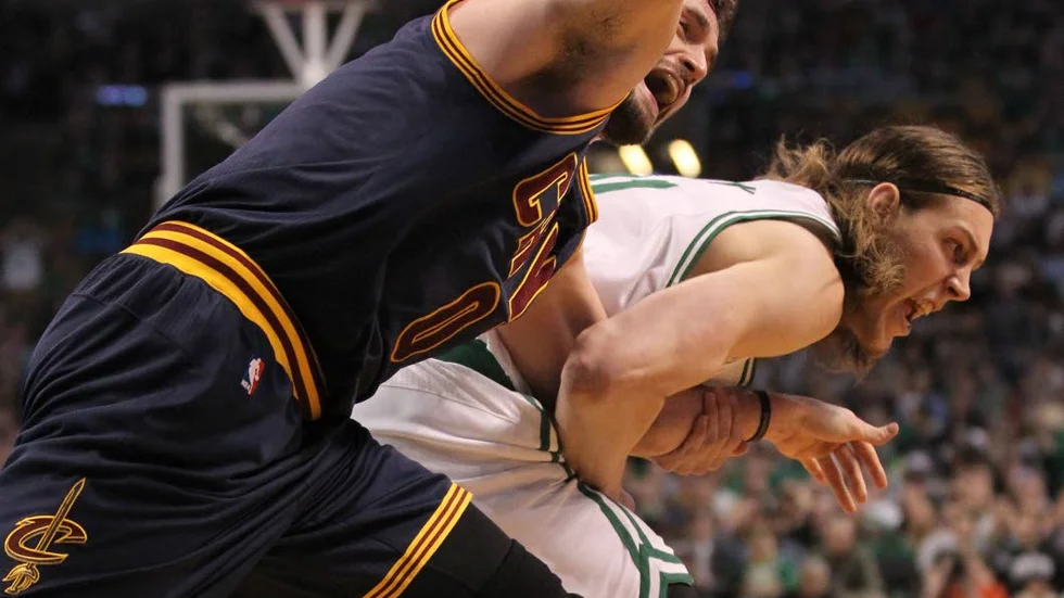 Kevin Love skadar sig i första omgången. Men trots att forwarden skadar sig har Cleveland gått till final.