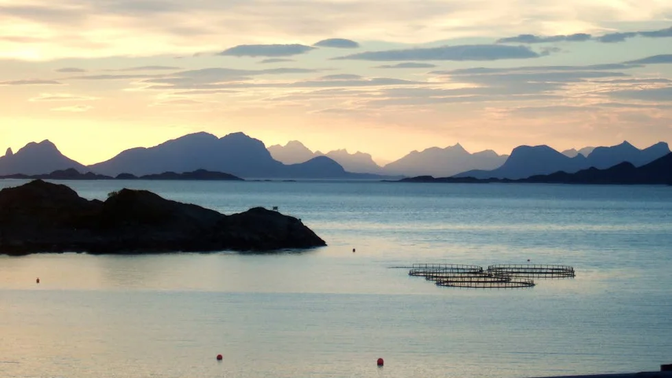 högt upp i norr. Nordnorges kust med fiskodlingar. Den väldiga Barentsregionen sträcker sig från Nordnorge i väster till Nenets tundra i öster.