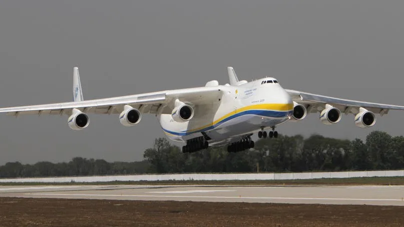 AN-225 Cossack är världens största flygplan och kan starta med en totalvikt på 600 ton. Snart kan den landa på flygplatsen i Luleå.