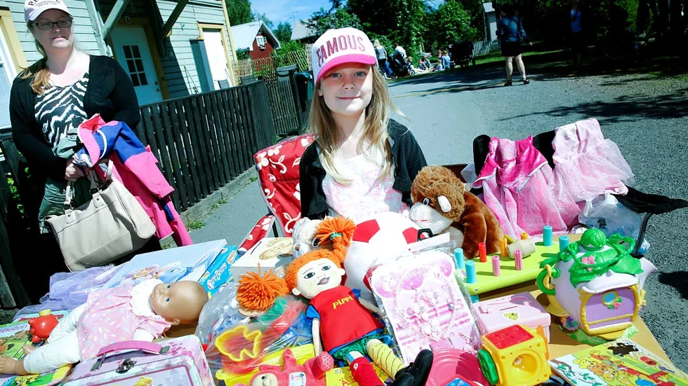 ÖGONSTENAR TILL SALU. Wilma Fagervall, 7, gjorde affärer på Svartöstaddagen under överinseende av mamma Anneli Johansson.