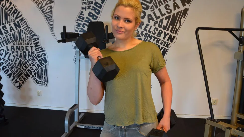 STYRKELYFT. Moa Pahikka-aho, 24, har tillsammans med sina kompisar dragit i gång ett sprillans nytt gym i Överkalix - helt på ideell basis.