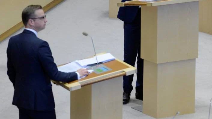 Nöjd. Varför är Fredrik Reinfeldt så nöjd, när arbetslösheten är högre än när han tillträdde och skolresultaten blir allts sämre?