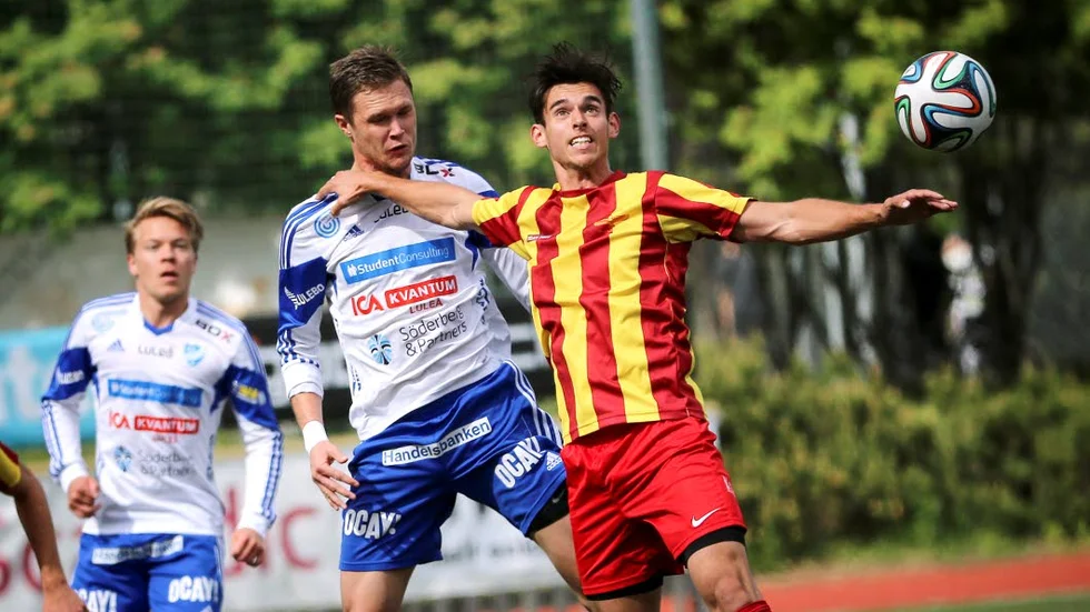 Kamp. IFK Luleås Linus Johansson sliter hårt för att vinna boll.