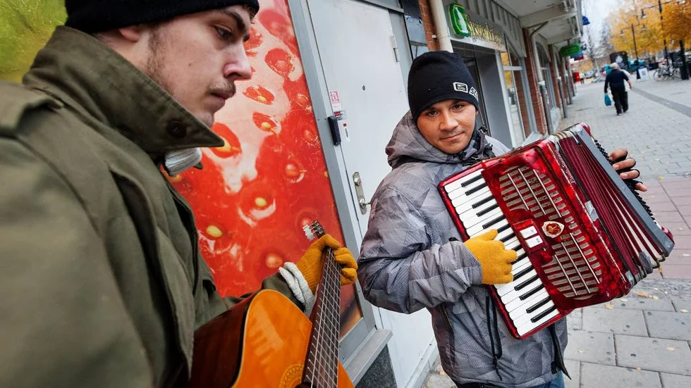 HJÄLPEN. Alex Toader, med dragspelet, är jätteglad över att få draghjälp av Jonatan Bergström och hans gitarr. ”Folk har gett mer pengar i dag”, säger han.