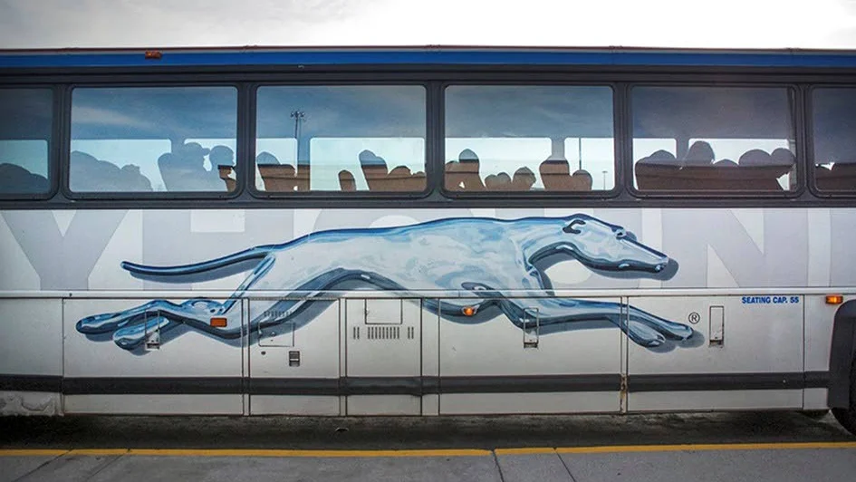 Varumärket på en av de många bussarna.