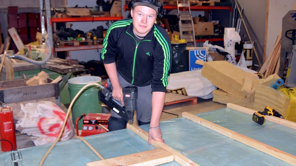Viktor Engman, som snart fyller 19 år vill ha en egen bostad, men det verkar lönlöst. " Jag har ju fast arbete och vill verkligen flytta hemifrån."