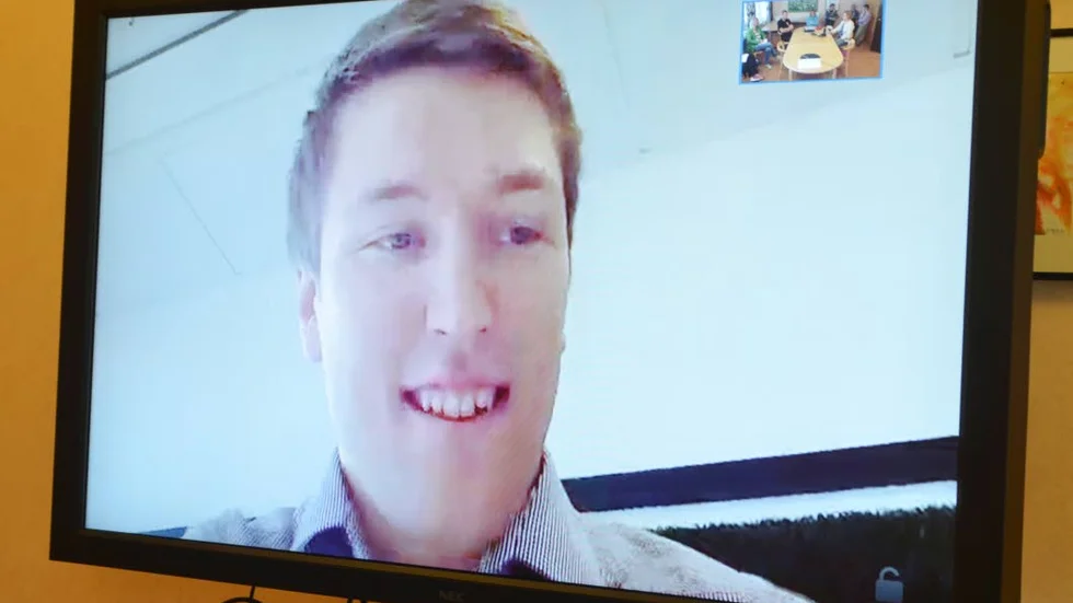 MED VIA VIDEOLÄNK. David Lehto arbetar både i Stockholm och i Haparanda och får ofta delta i möten via videolänk.
