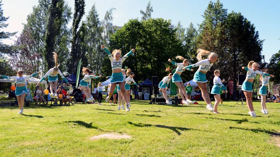 AKROBATIK. En imponerande uppvisning bjöd Arctic Cheer Avalanches på i Stadsparken under lördagen.