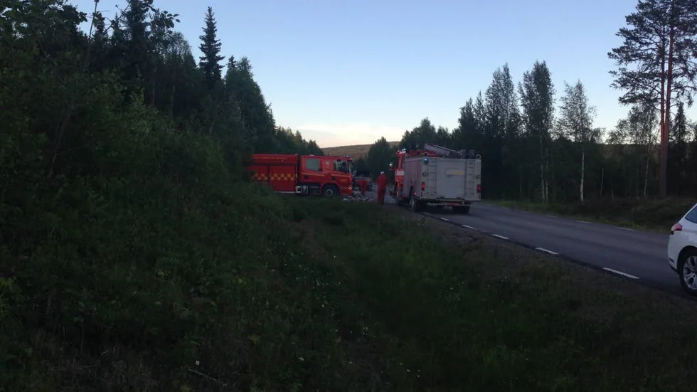 BRAND. Räddningstjänsten från Pajala och Överkalix har sedan i lördags bekämpat elden med folk från hemvärnet från Gällivare och Sveaskogs personal.