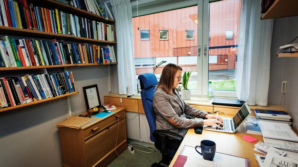 finns två sidor. Charlotta Söderberg statsvetare vid LTU, tycker att politiker ska leva upp till höga               krav. Samtidigt blir det ett problem eftersom många väljer att tacka nej till förtroendeuppdrag.