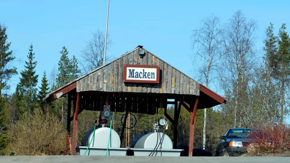 MACKEN ÄR RÄDDAD. Bensinstationen i Lappträsk är räddad ”jag är så glad”, säger mackägare Per-Arne Holmgren.