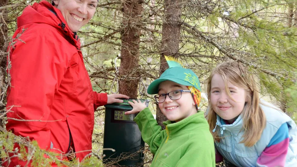 gömma 99. Petra, Viktor och Alexandra Forslund har satt ut ännu en gömma i Kalix kommun.