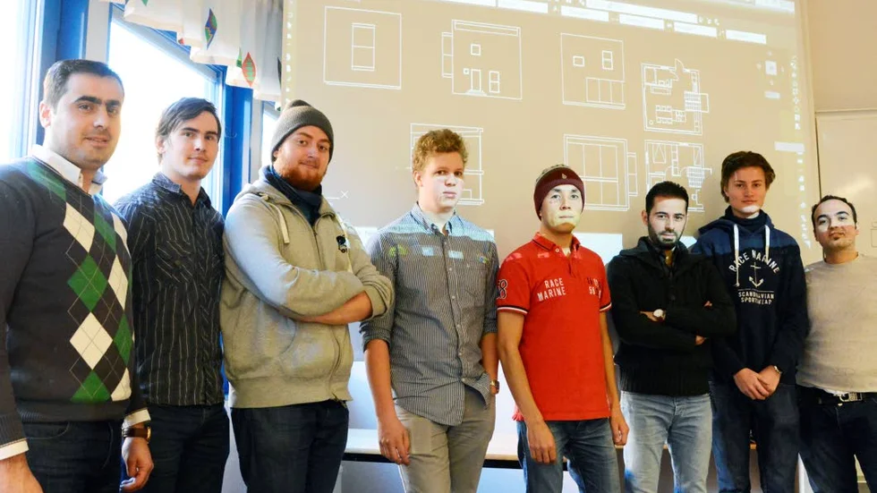 LÖRDAGSLEKTION. Mamoun Taher, Marcus Lund, Edvin Åkerfeldt, Gustav Thurfjell, Ali Dariab Hussein, Adnan Aldibsi, Andreas Loo och Aiham Alhaddad. Ritprogrammet som Aiham Alhaddad lär ut heter Autocad.