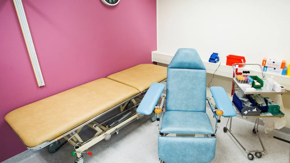 LABBET. Patientnära analyser gör vårdcentralen själv. För andra prov skickas rör till Sunderbyns lab.