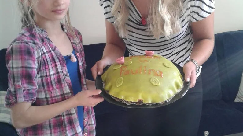 TÅRTBAKNING PÅGÅR. Minea Koivumaa och Paulina Martikainen, från första avsnittet.