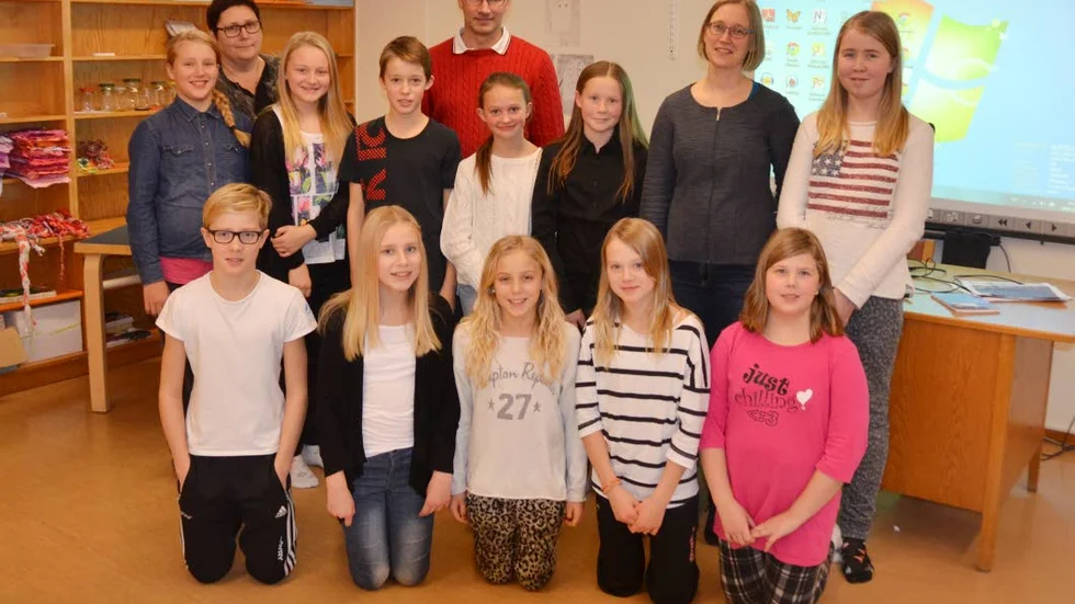 BAKOM PROJEKTET. Här är eleverna på Ytterbyns byaskola som arbetat med projektet. De hade bjudit in Sven Nordlund från Miljöpartiet och Anna Wallström från Trafikverket att lyssna på deras föreläsning. Lena Nilsson är klassens lärare.