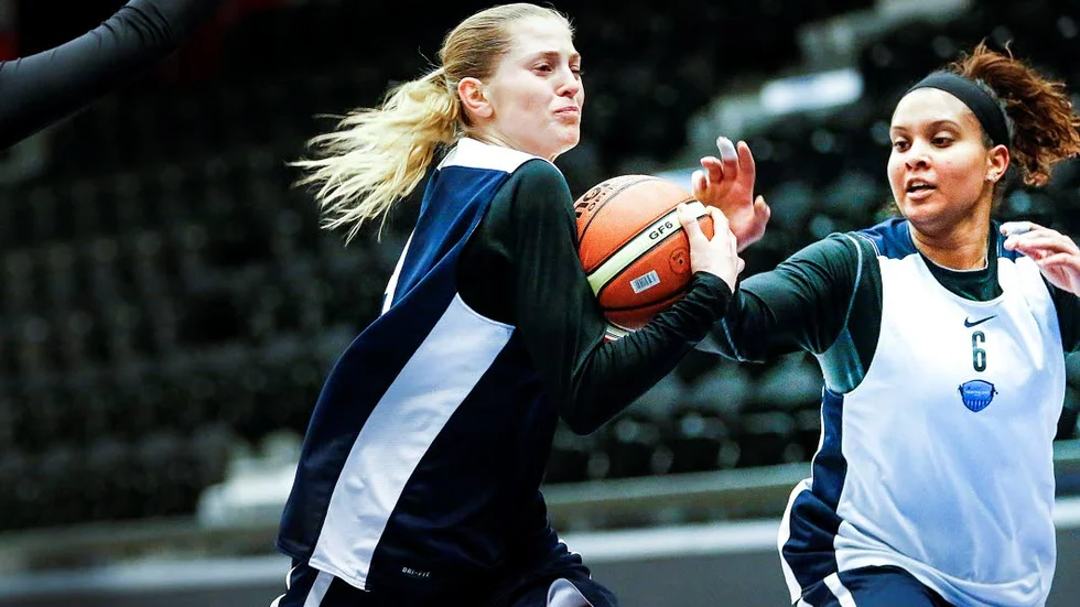 Mot final. Martina Stålvant och Mia-Marie Langlois körde hårt på måndagens träning.