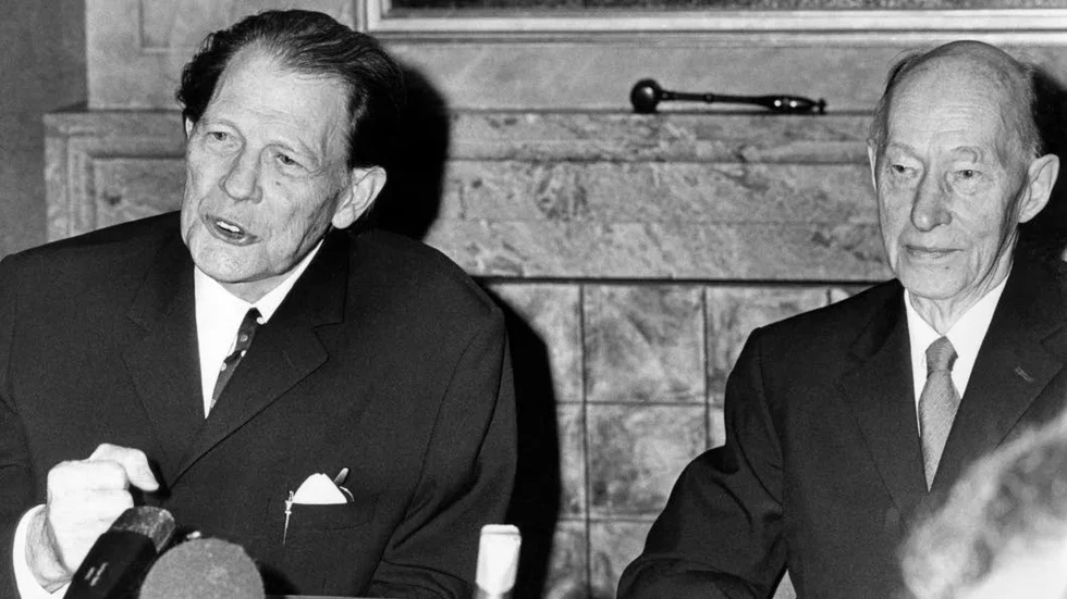 agitatorer. Harry Martinson och Eyvind Johnson vara reseagitatorer för Finlands sak.