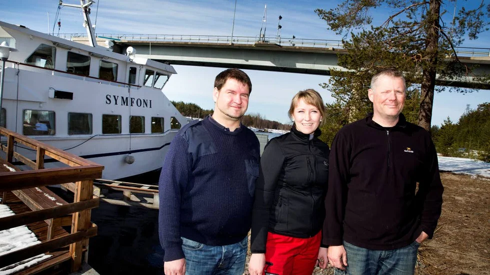 NYA TURBÅTEN. Laponia rederi ska köra skärgårdstrafiken åt Luleå kommun. Johan Söderholm, Ulrika Kommes och Henric Borg körde upp Symfoni från Stockholm till Pitsund, där hon nu ligger och väntar.