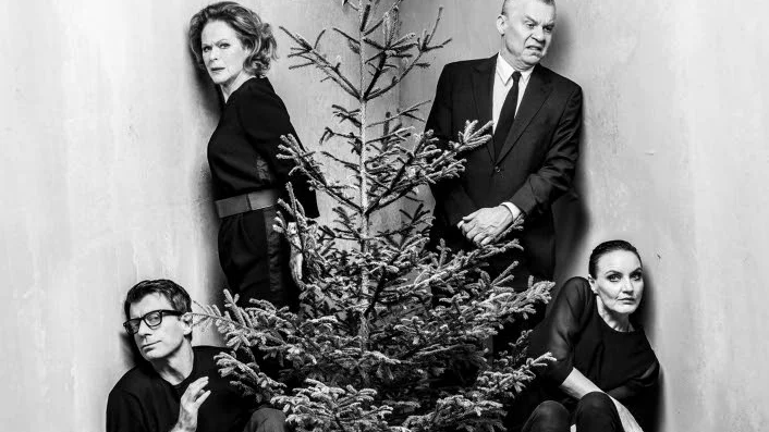 julgräl. I Roland Schimmelpfennigs nyskrivna pjäs ”Vintersolstånd” är det dagens politiska läge i Europa som utlöser familjegrälet vid julgranen. Johan Holmberg, Irene Lindh, Magnus Ehrner, Anna Wallander gör fyra av rollerna.