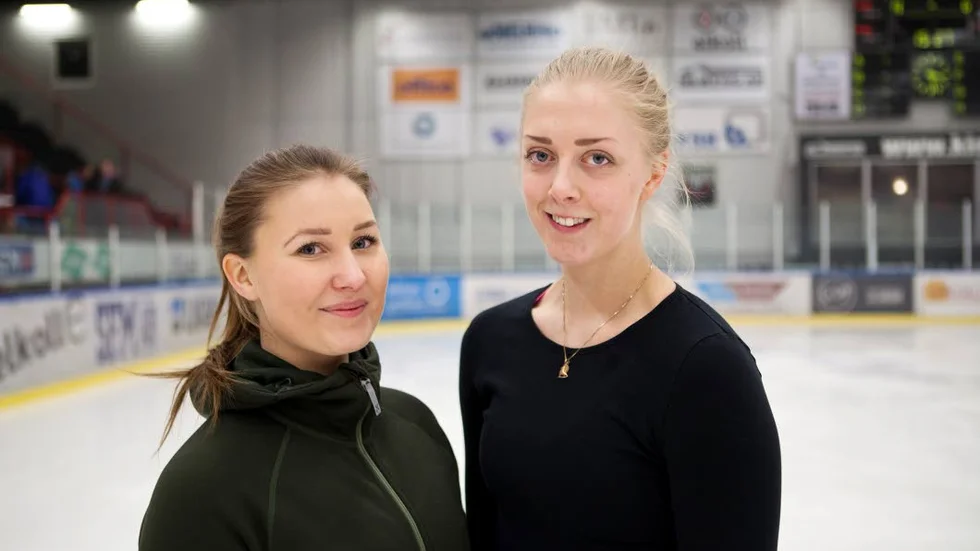 Stipendiater. Lotta Fjällborg och Petra Stål Lövberg tog emot sina utmärkelser mitt under konståkningsshowen.