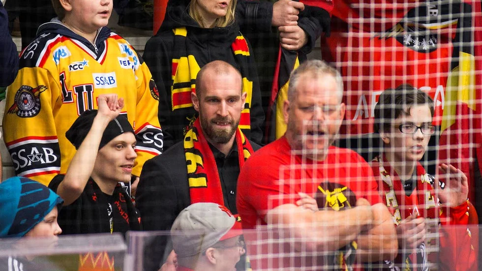 Bland fansen. Först hyllades Robin Jonsson, sen blev han klackledare och till sist ställde han sig mitt i klacken.