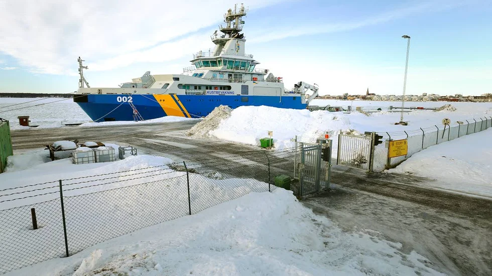 Byte. Triton har lagt till vid Cementakajen för att byta besättning.