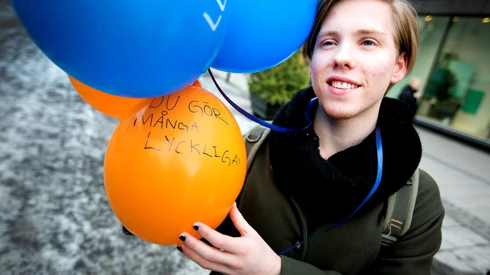 – Vi vill fira livet och vardagen, säger Erik Enryd, 18, om sina budskapsballonger.
