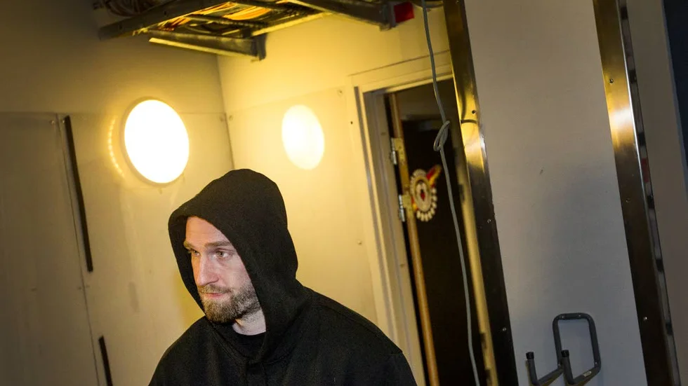 Tufft beslut. Efter nästan ett års rehabilitering efter sin ryggoperation gjorde Robin Jonsson comeback borta mot HV71 den 3 januari. Men problemen har fortsatt                    och i går berättade den 31-årige backen att han tvingas sluta spela ishockey på elitnivå.