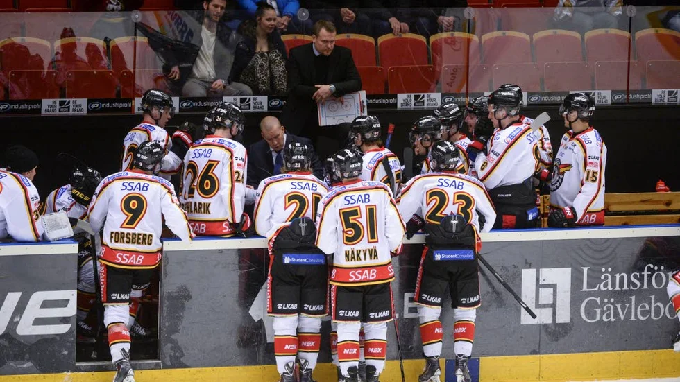mål eller inte? När matchen mellan Örebro och Luleå stod och vägde fick Per Ledin sitt mål bortdömt. Helt fel, tycker han själv. ”Det är skandal”, säger han. Efter                       målsekvensen ryckte Örebro ifrån och vann till slut med klara 4-1.
