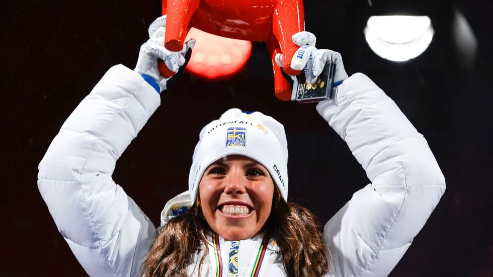 FALUN 2015-02-24 
Charlotte Kalla med dalahäst och guldmedalj vid medaljceremonin på torget i Falun efter damernas 10km fristil vid skid-VM 2015.  
Foto Anders Wiklund / TT / Kod 10040