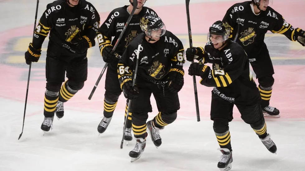 Flyttar norrut. AIK:s Victor Ekarv har enligt Sportbladet bestämt sig för Luleå Hockey.Foto: Fredrik Sandberg/TT
