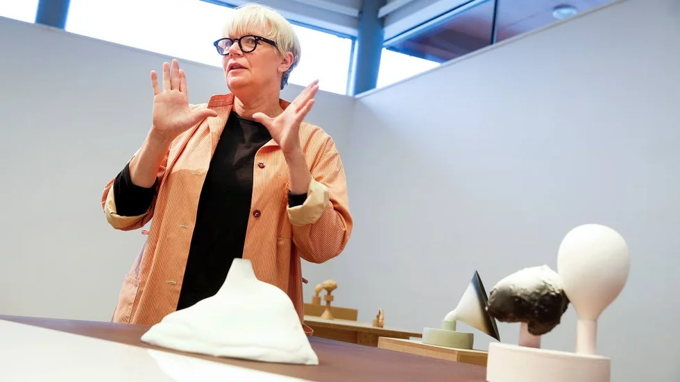 Mia E Göransson ställer ut porslin.