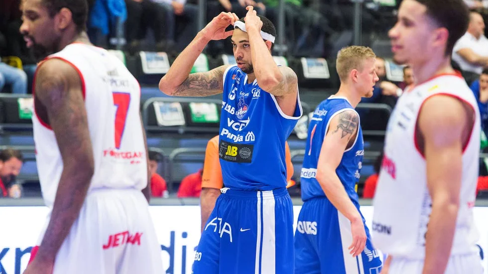 Besviken. Jaraun Burrows fick se sitt  lag misslyckas 
i den första SM-kvarts­finalen.