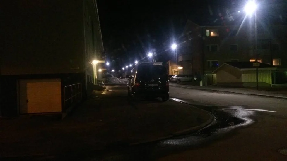 Tekniker var på plats under tisdagskvällen för att undersöka kvinnans lägenhet.
