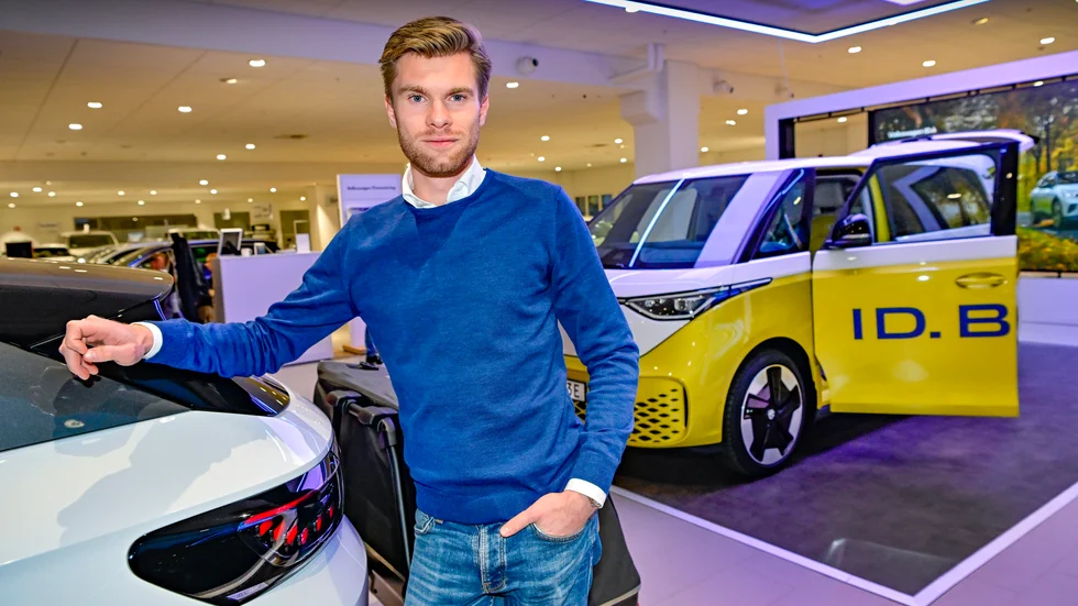 Jarl Harrysson, försäljningschef på Volkswagen i Hammarby sjöstad i Stockholm, räknar med att jobba fram till midnatt på grund av rusningen.