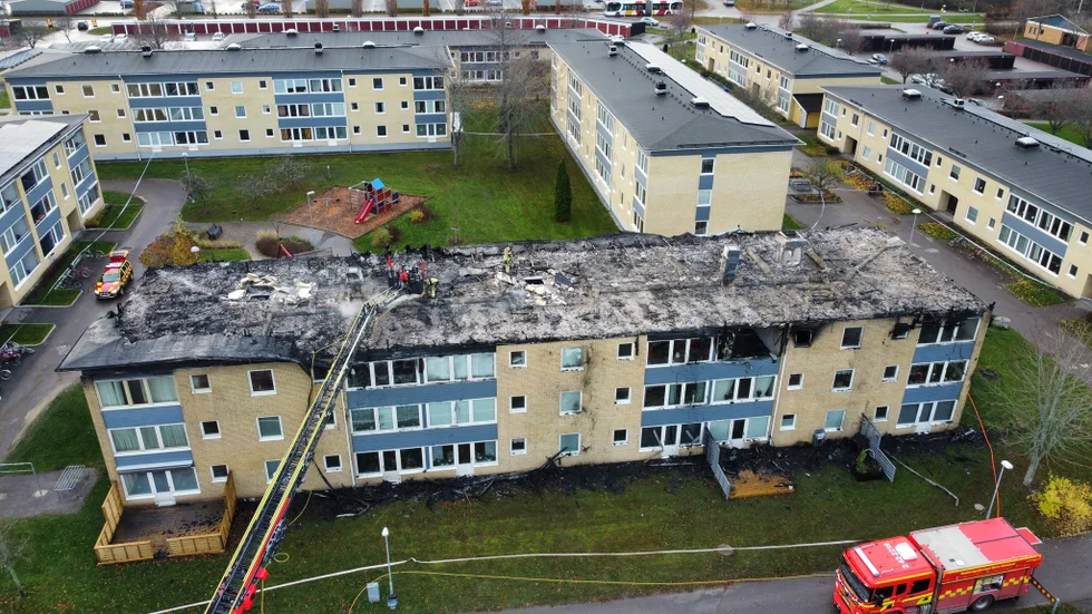 De var stor förödelse på taket dagen efter branden. Brandkår arbetade på  fastigheten där den våldsamma branden bröt ut.