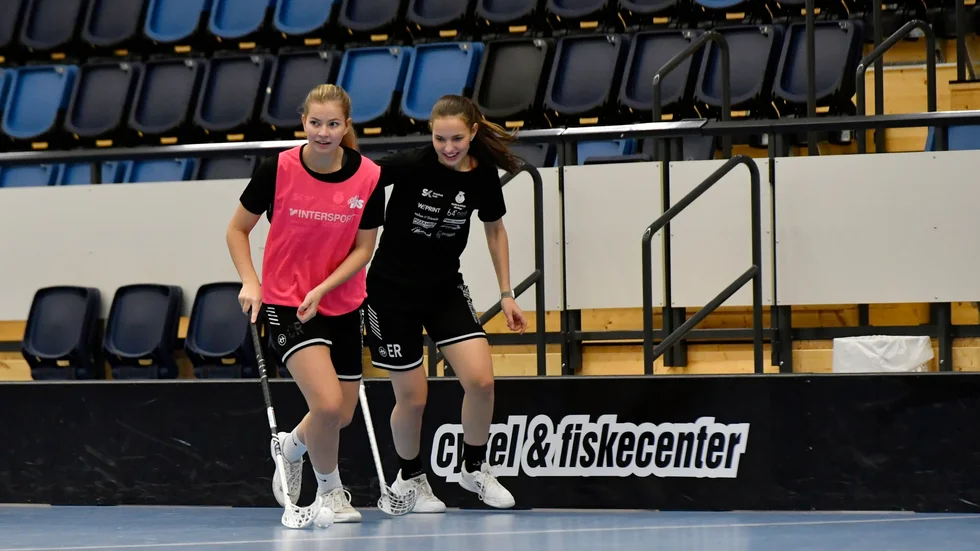 Clara och Ellen Rönnholm är två av hela nio spelare i Västerbottens F16 från Skellefteå som spelar SDF-SM i helgen.