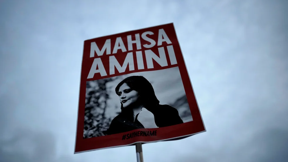En skylt med Mahsa Amini vars död startade de landsomfattande protesterna i Iran. Arkivbild.