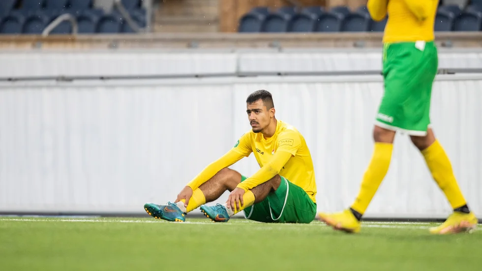 Deppigt i Dalkurd efter degraderingen från Superettaan. Dalkurds Arash Motaraghebjafarpour deppar efter en förlust tidigare under säsongen. 