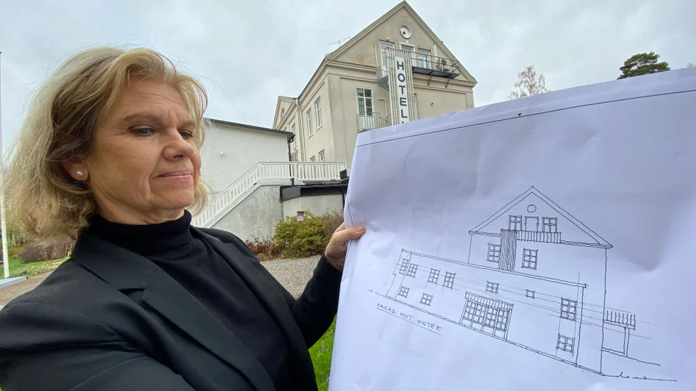 Vd Marie Alexandersson visar ritningen av tillbyggnaden som bland annat ska inrymma ett nytt kök. 