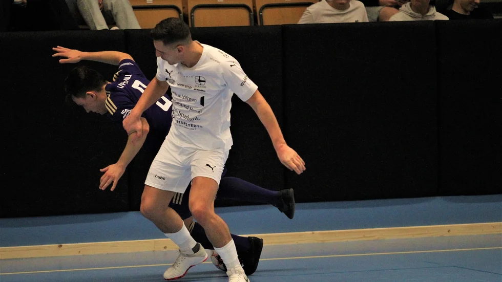 Motala FK:s Isko Krasniqi kommer inte fram när FC Kalmars Esat Jashari försvarar. MFK förlorade mot ett mycket kompetent motståndarlag i östra futsalettan på söndagen.