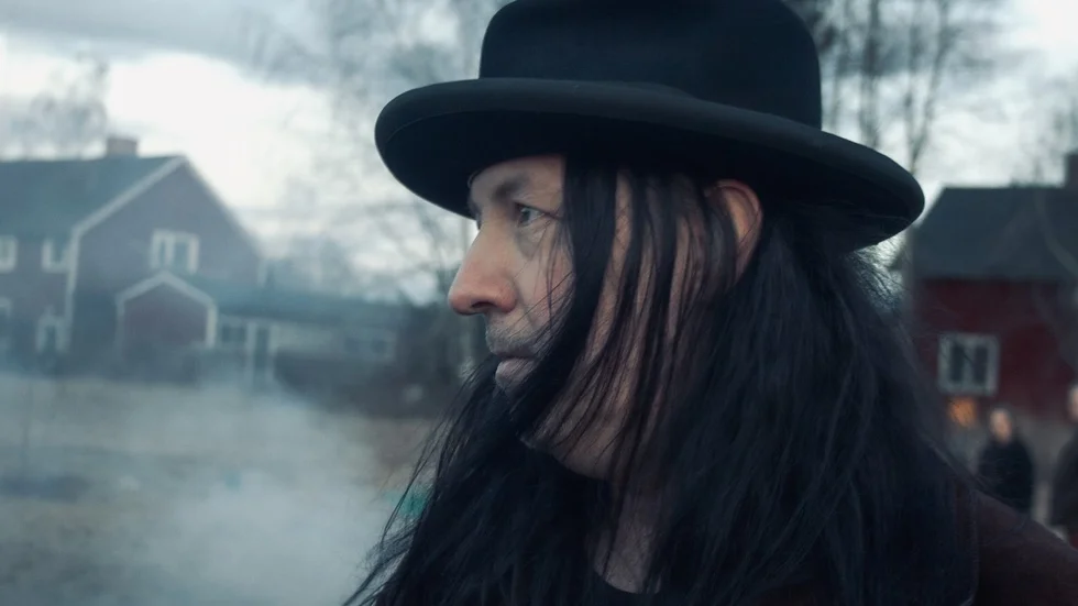 Katrineholmsprofilen Peter Henriksson från är gitarrist och låtskrivare i bandet det populära rockbandet Hellsingland Underground.