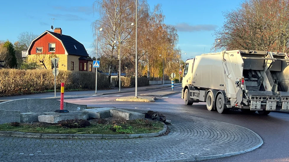En misstänkt rattfyllerist på vansinnesfärd körde in i en stolpe på Västeråsvägen, och kraschade sedan in i ett stenblock i rondellen vid Alforsgatan.