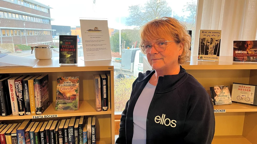 Lagerarbetaren Cathrine Jansson har jobbat på Ellos i 44 år och är bokombud för företagets bibliotek.